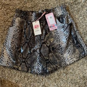 Snakeskin shorts - L